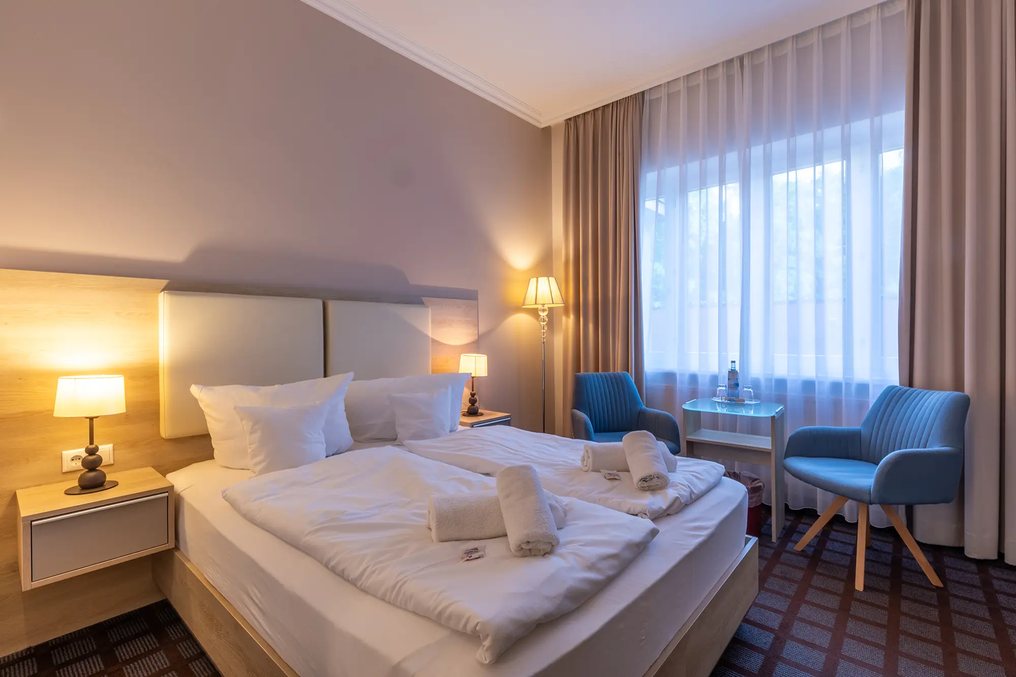 Hotelzimmer mit Bett und Stuhl